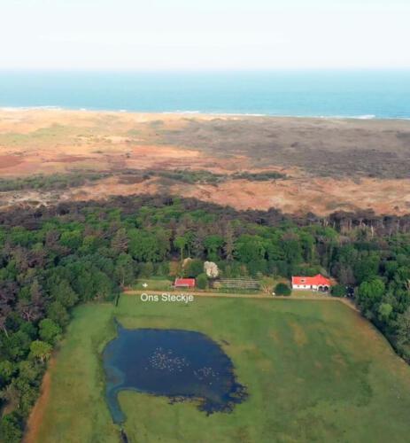 luchtfoto met de zee op de achtergrond