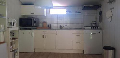 Aanrecht met keukenkastjes